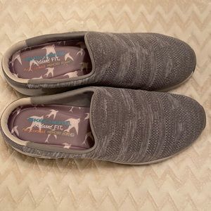 Women’s gray Skechers, 10